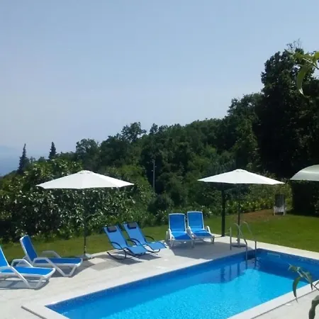 Apartment Rea With Pool