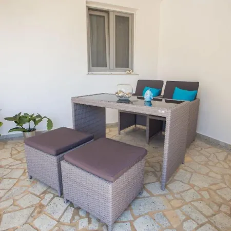 Apartment Rea With Pool