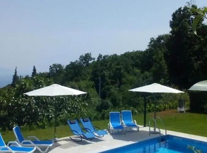 Apartment Rea With Pool