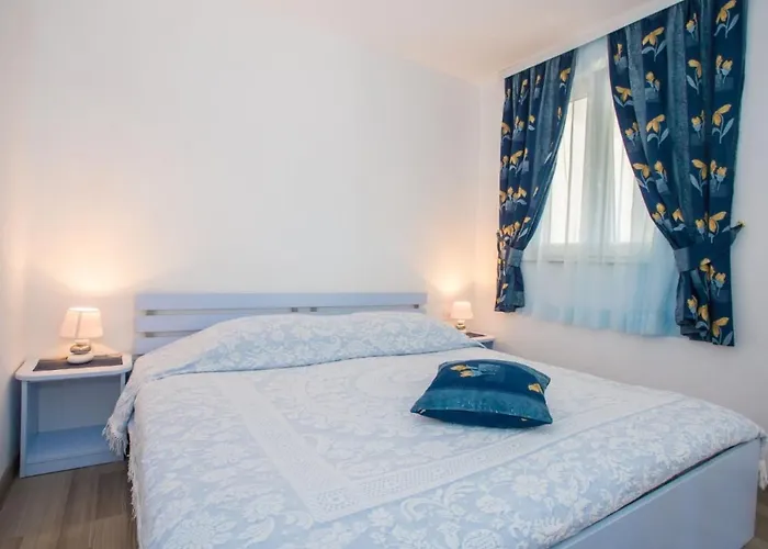 Apartment Rea With Pool