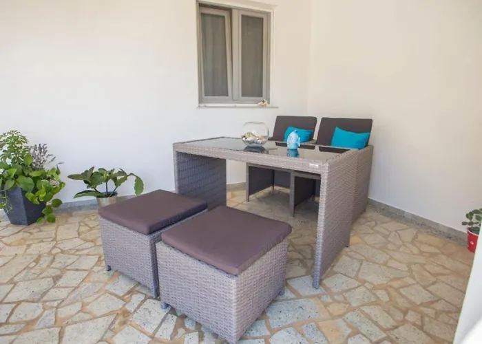 Apartment Rea With Pool